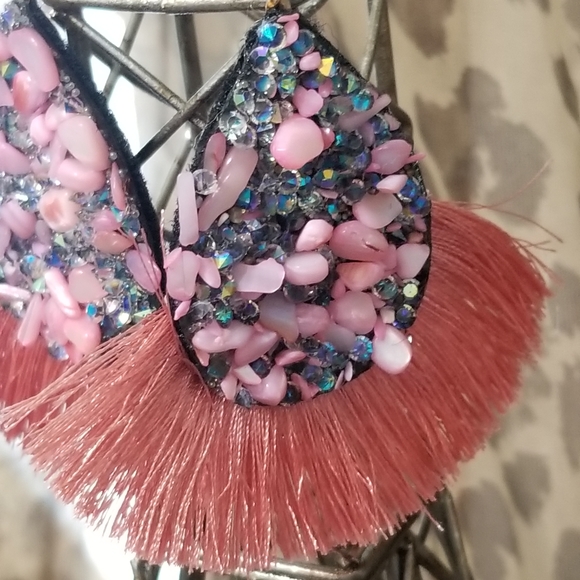 3/$30☘️Boho Chic Pink Fringe Stone Earrings New - Picture 3 of 5